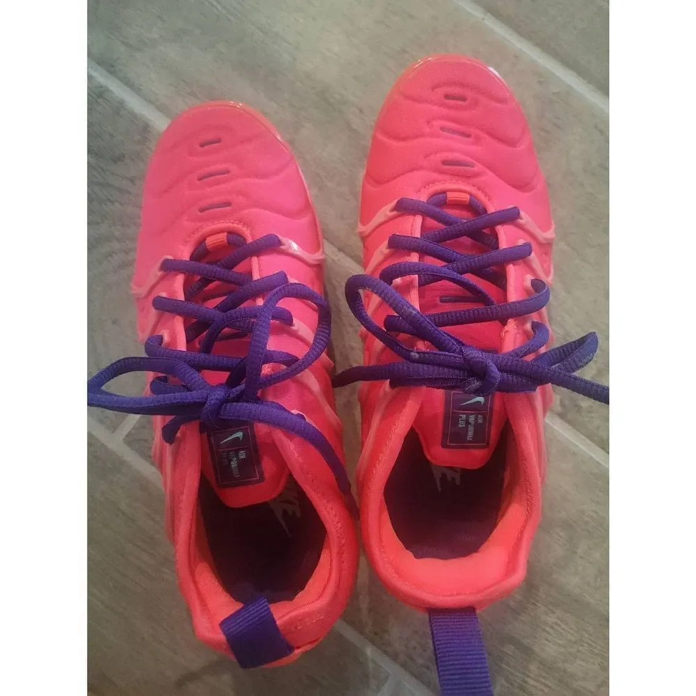 Nike‎ Air Vapormax Plus Bright Crimson Size 6 Neon Running Athletic Sneaker